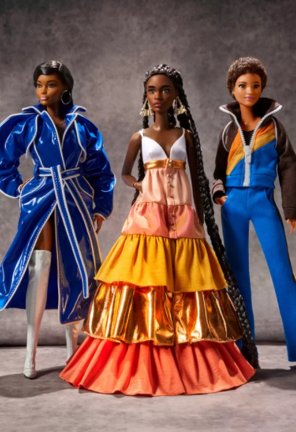 Na imagem com cor, três bonecas barbies usam modelo de designers negros 