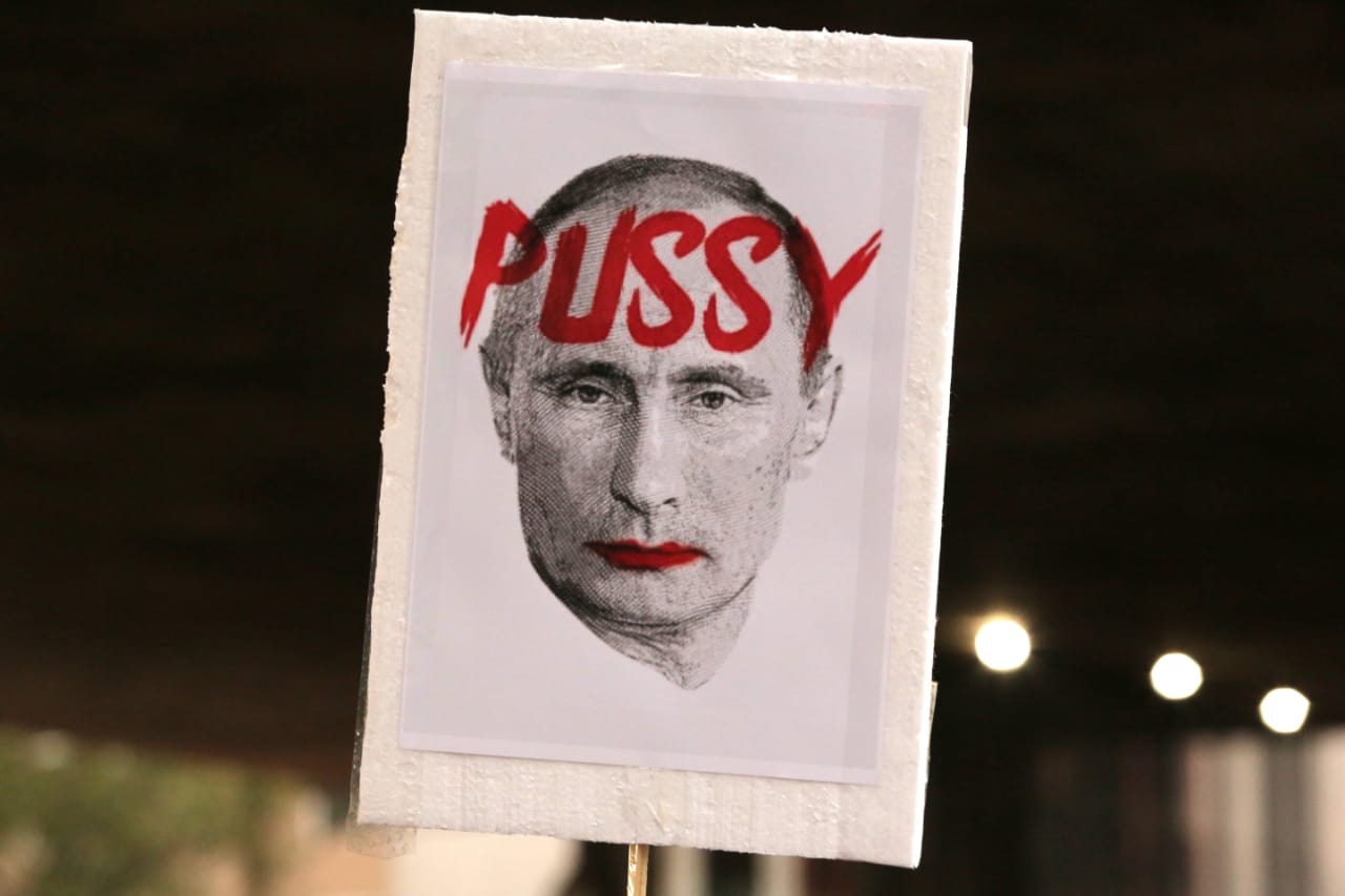 Em protesto da comunidade ucraniana em São Paulo, cartaz mostra rosto de Putin com batom vermelho e escrito "Pussy", algo como "covarde" - Metrópoles