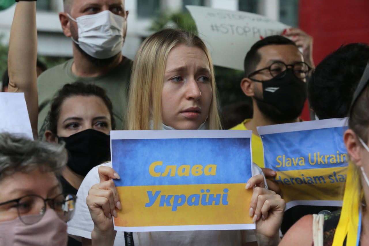 Em protesto da comunidade ucraniana em São Paulo, manifestantes seguram cartazes em apoio ao país - Metrópoles