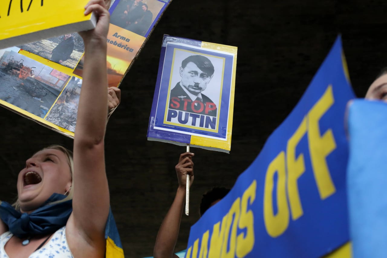 Em protesto da comunidade ucraniana em São Paulo, cartaz mostra rosto de Putin caracterizado como Adolf Hitler, onde se lê "Stop Putin" - Metrópoles