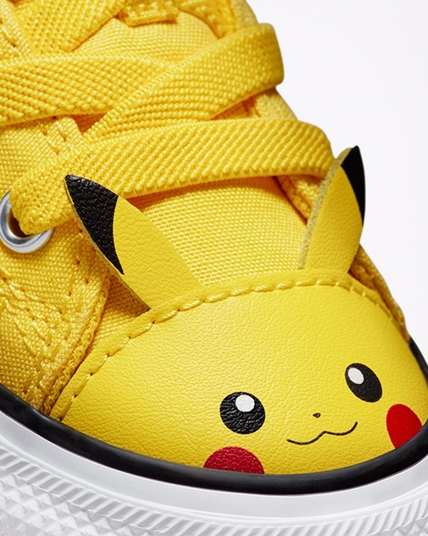 Na imagem com cor, tênis com da Converse com símbolo do Pikachu 