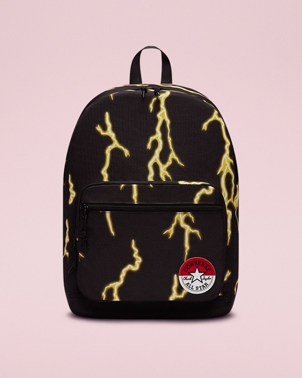 Na imagem com cor, mochila de costas da coleção entre a Converse e Pokemon