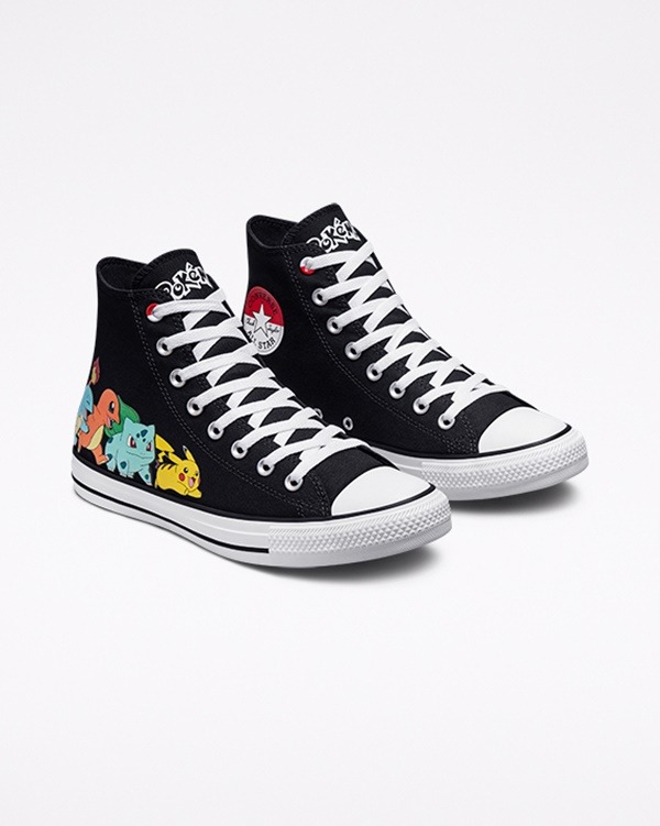 Na imagem com cor, tênis all star da colaboração entre a Converse e Pokemon 