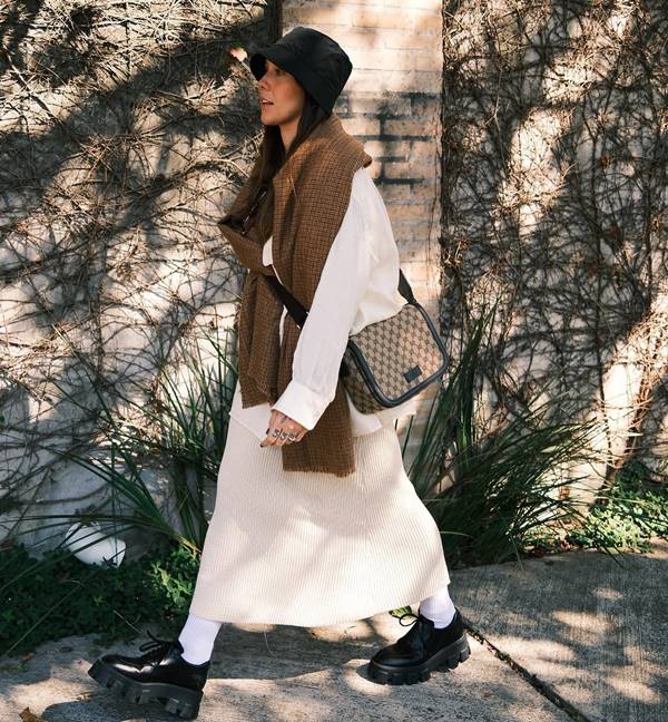 Modelo usa vestido branco, bolsa grande da Gucci e sapato com solado preto tratorado