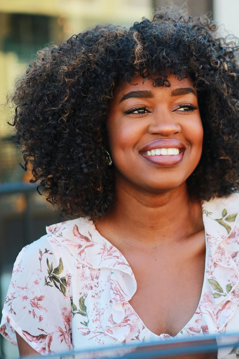 Mulher negra sorrindo