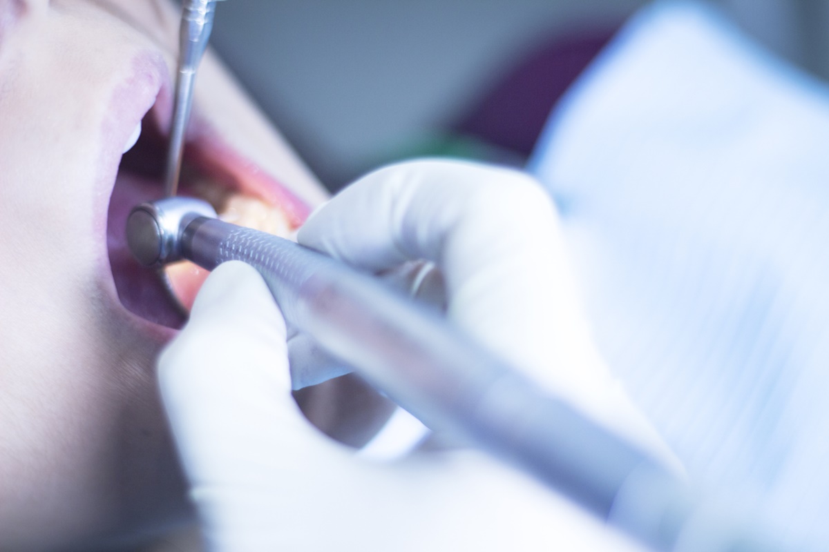 Dentista faz procedimentos estéticos irregulares e deforma pacientes