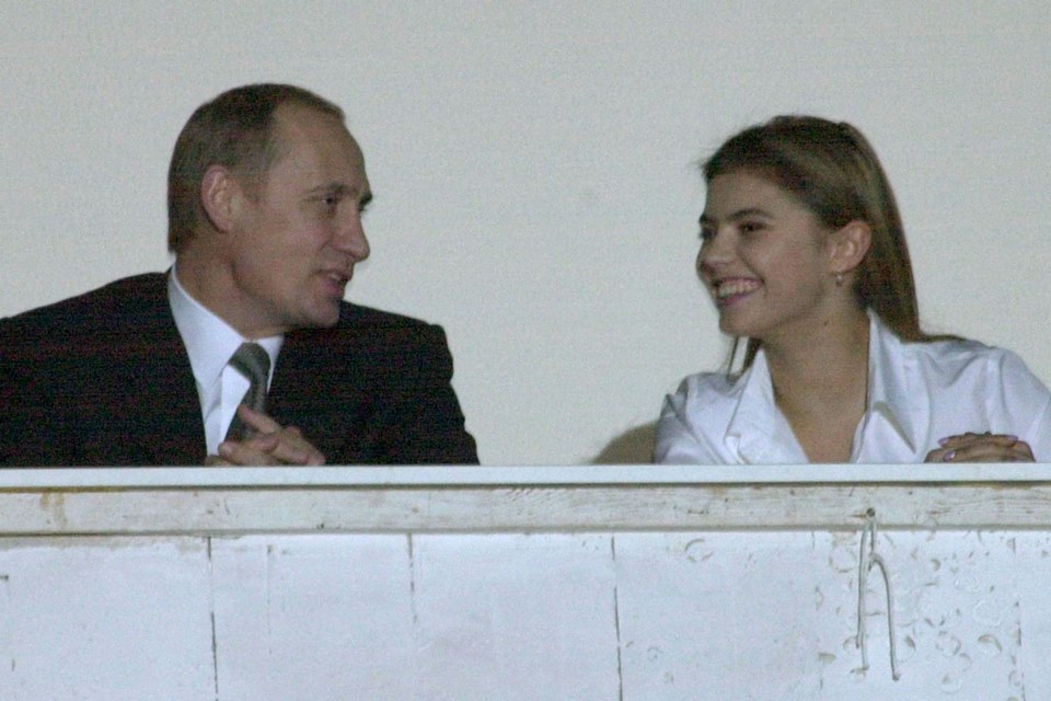 Fotografia colorida. Vladimir Putin e Alina Kabayeva_2