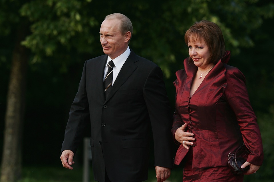 Foto colorida. Vladimir Putin e Lyudmila Shkrebneva