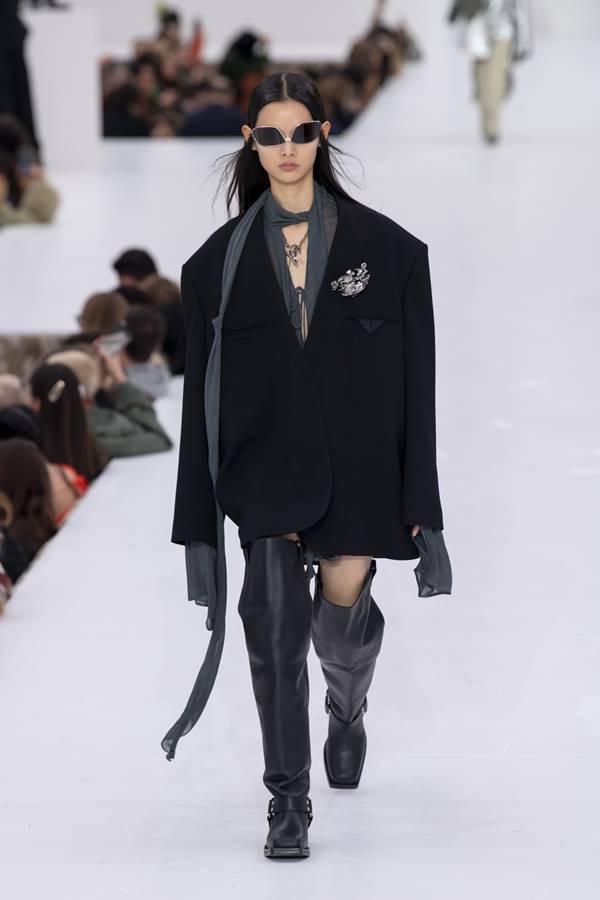 Bota over the knee na passarela da Acne Studios