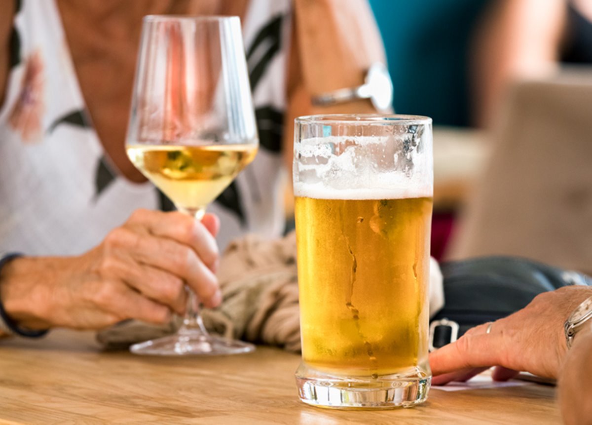 Copo de cerveja e taça de vinho