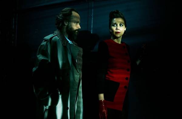 Maggie Gyllenhaal e Peter Sarsgaar em ensaio da W Magazine