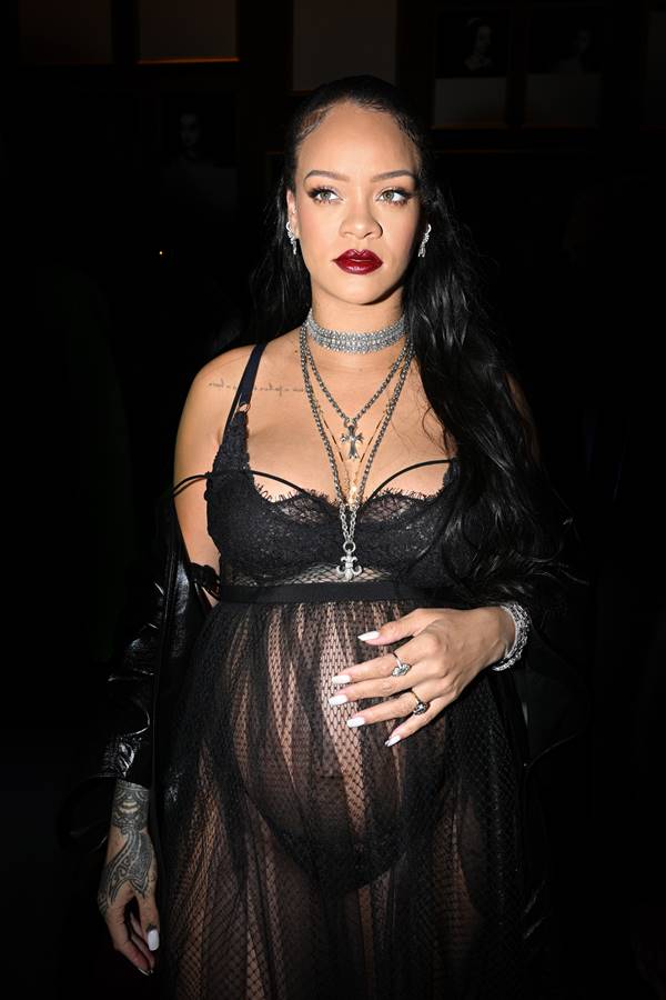 Rihanna usa vestido preto com transparência