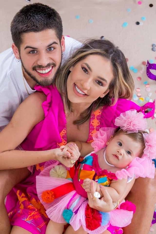 Foto colorida. Zé Felipe, Virginia Fonseca e Maria Alice. Virginia e Maria Alice estão com roupas na cor rosa, enquanto Zé Felipe usa uma blusa branca