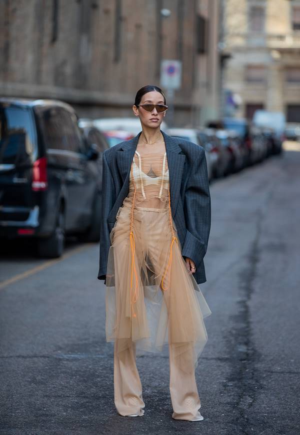 Vestido com calça no street style