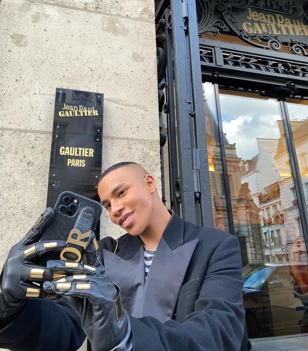 Na imagem, o estilista Olivier Rousteing posa em frente a loja da Jean Paul Gaultier 