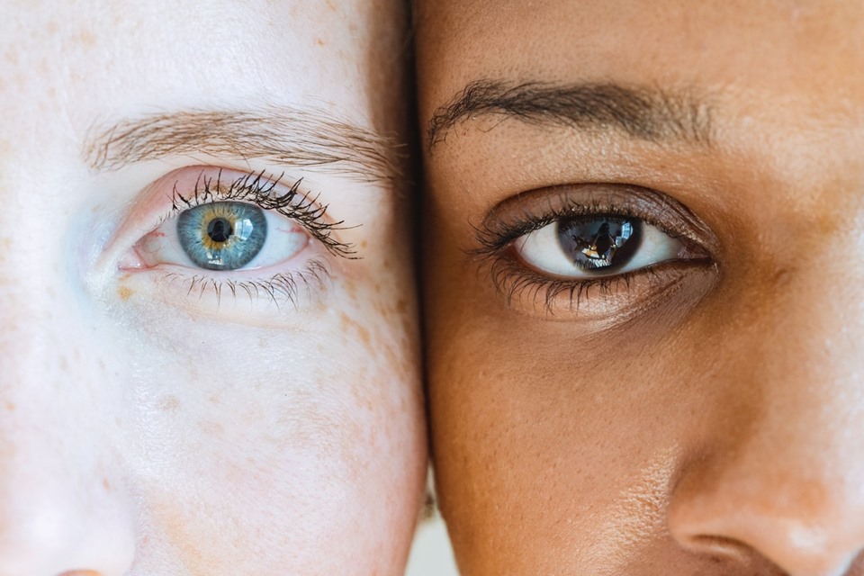 Rosto de mulher branco colado no rosto de mulher negra