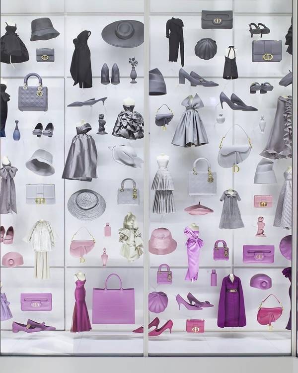 Painel com miniaturas de vestidos e acessórios da Dior
