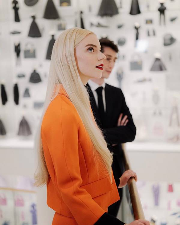  Anya Taylor-Joy em exposição da Dior