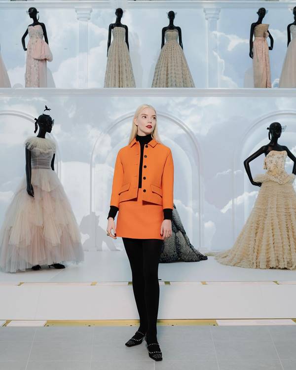  Anya Taylor-Joy em exposição da Dior