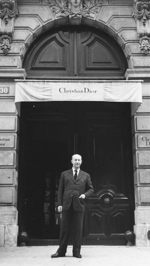 Christian Dior em frente à loja da marca 
