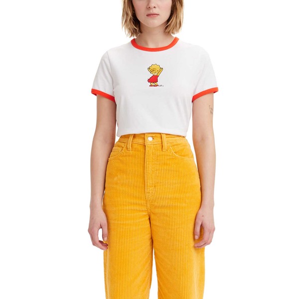 Modelo mulher branca com cabelo curto e louro vestido camiseta branca e calça amarela. Na camiseta é possível ver o desenho da personagem Lisa Simpsons. Todas as peças são da coleção da Levi's com o desenho Os Simpsons.