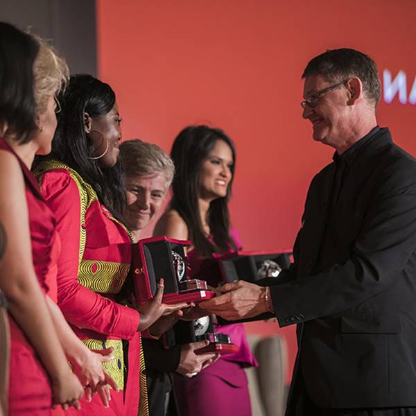 Homem entrega prêmio para mulher em premiação da Cartier