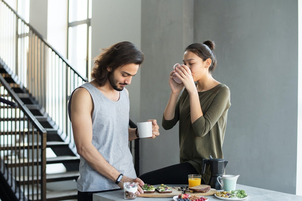 Homem e mulher se alimentando