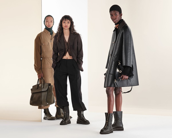 Foto de campanha da marca Salvatore Ferragamo com três mulheres posando. A primeira modelo é negra, a segunda é branca e a terceira também é negra. 