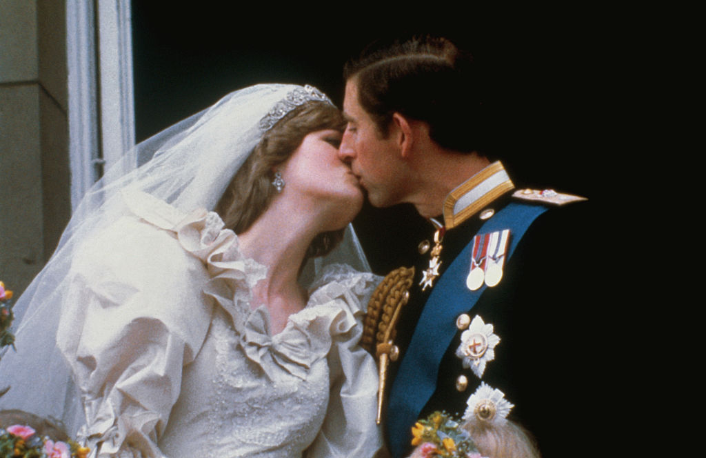 Princesa Diana e Príncipe Charles do Reino Unido se beijam em sua cerimônia de casamento - Metrópoles