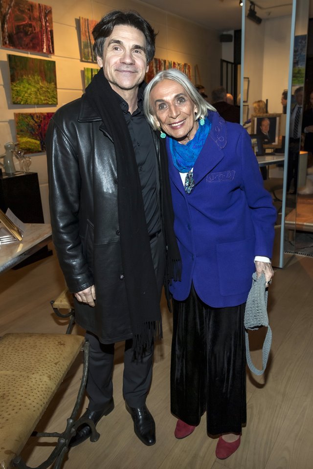 Foto colorida. Princesa Micaela d'Orléans e Alexis Boeuf abraçados