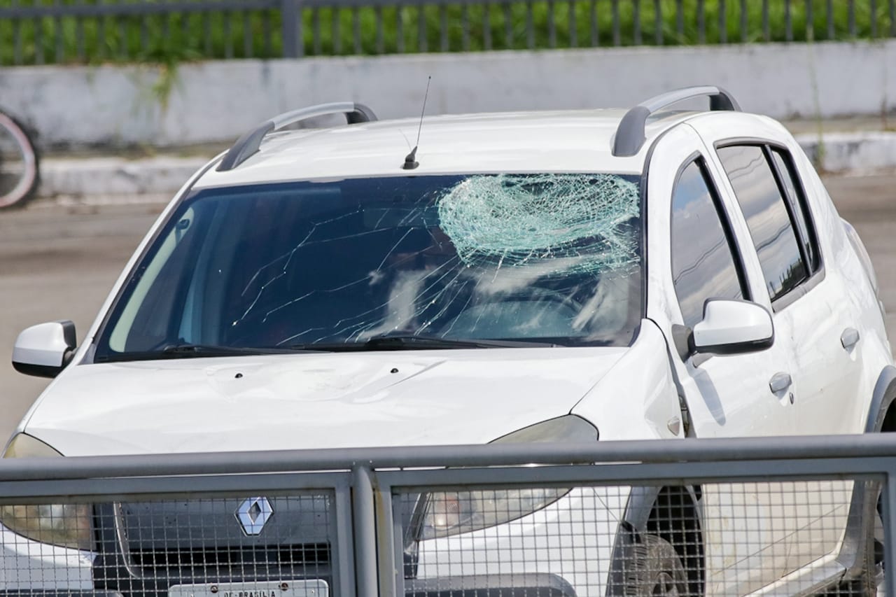 Polícia encontra sangue em carro onde mulher transou com sem-teto |  Metrópoles