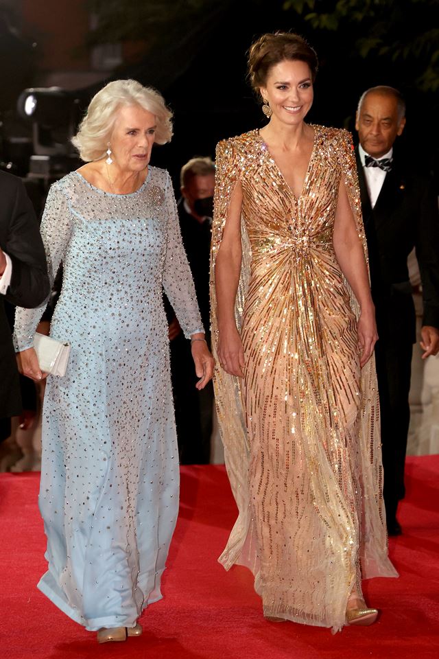 Foto colorida. Camilla Parker e Kate Middleton com vestidos de festa