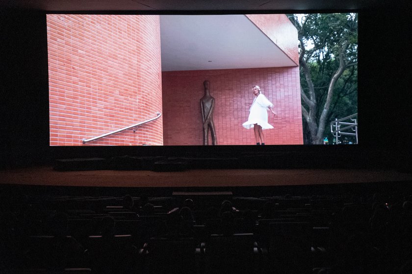 Letícia Gonzaga celebra o lançamento da coleção Simple no Cine Brasília