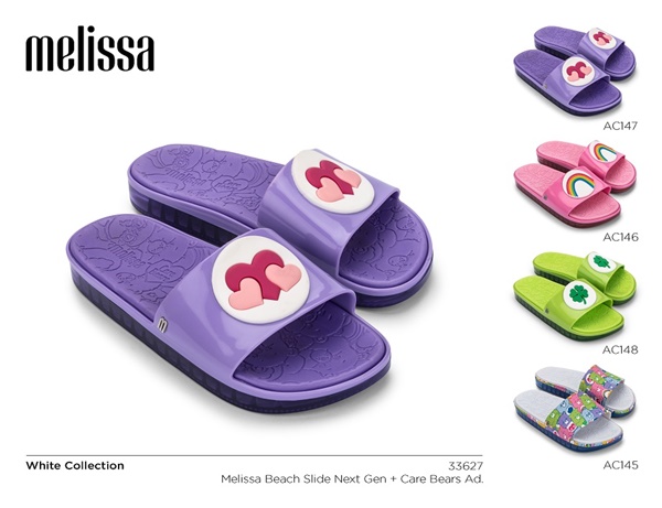 Na imagem com cor, modelo da coleção da Melissa com os Ursinhos Carinhosos 