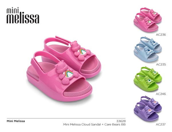 Na imagem com cor, modelo da coleção da Melissa com os Ursinhos Carinhosos 