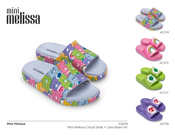 Na imagem com cor, modelo da coleção da Melissa com os Ursinhos Carinhosos 