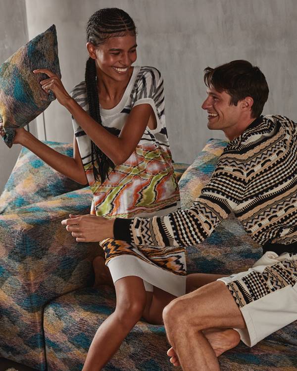 Casal brinca com almofadas usando looks da Missoni