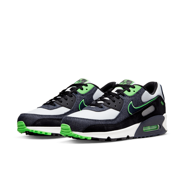 Modelo de tênis Air Max Emerald 90 da marca Nike. A peça é feita nas cores branca, preto e verde