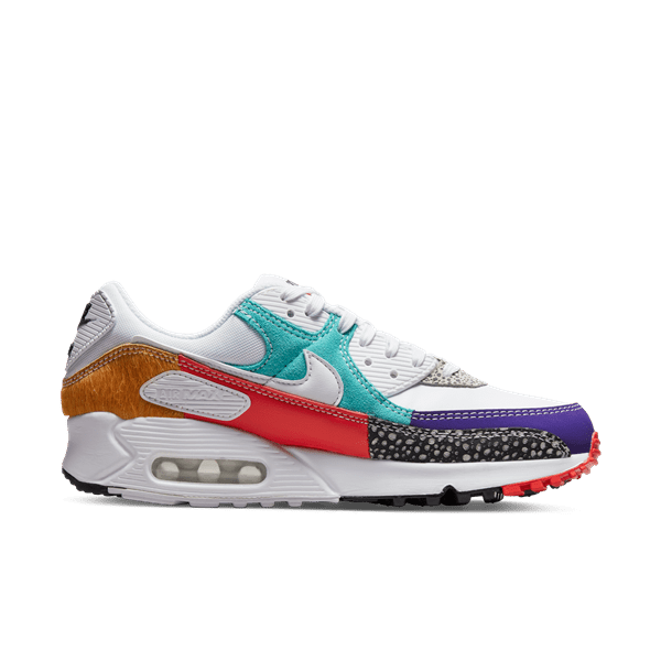 Modelo de tênis Air Max Patchwork da marca Nike. A peça é feita nas cores branca, rosa, caramelo, azul e roxo