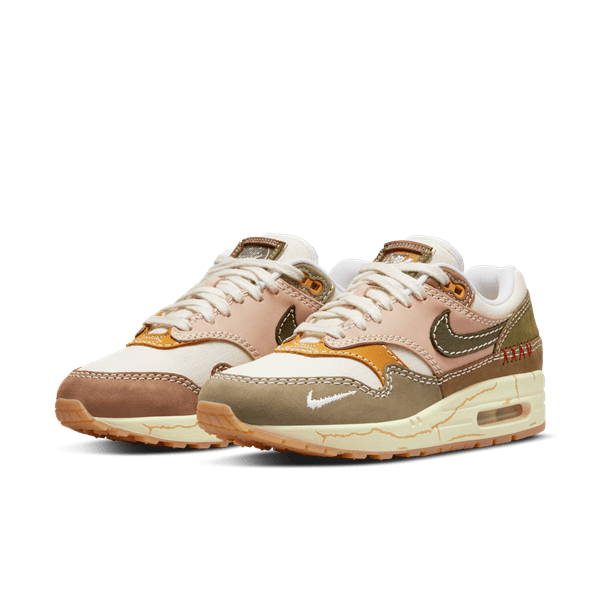 Modelo de tênis Air Max Premium da marca Nike. A peça é nas cores rosa, bege, marrom e caramelo