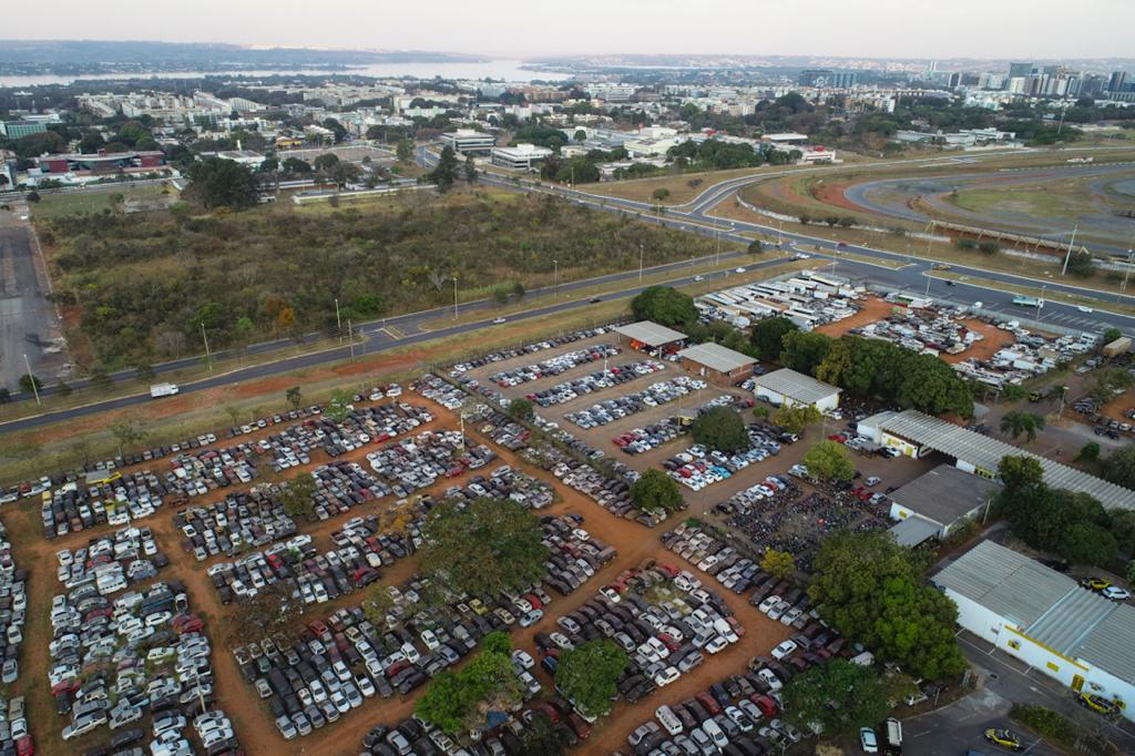 patio do detran df com carros amontados e abandonados