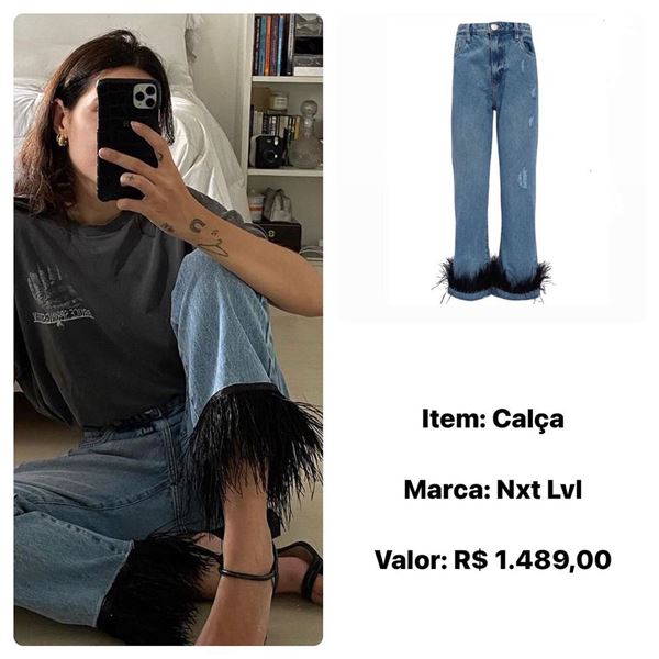 Mulher com calça jeans de plumas