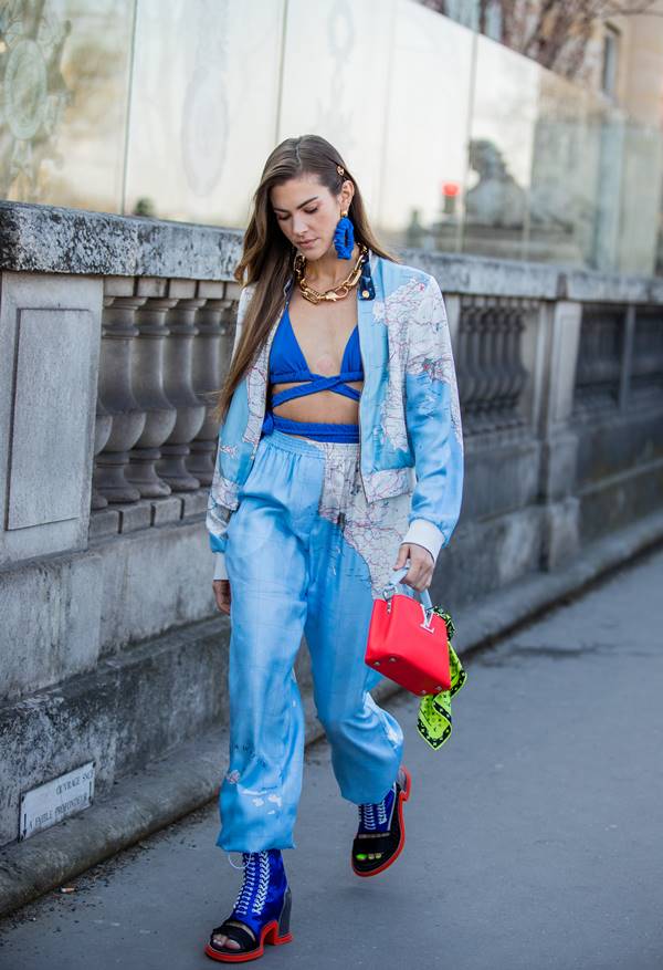 Look com conjunto acetinado e top azul no street style