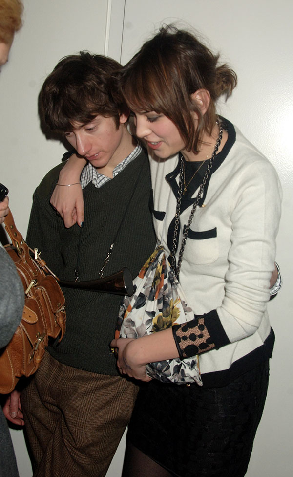 Alex Turner, vocalista da banda Arctic Monkeys, com a namorada Alexa Chung, modelo e estilista, no ano de 2008