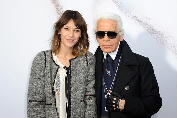 A modelo Alexa Chung ao lado do estilista Karl Lagerfeld. Eles estão na entrada do desfile da marca francesa Chanel, na Semana de Moda de Paris