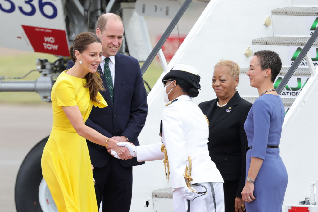 William e Kate chegam a Kingston, na Jamaica, nesta terça-feira (22/3)