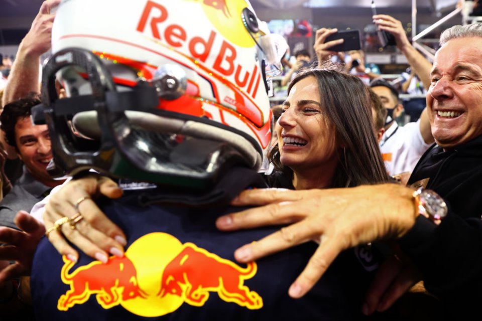 Foto colorida. Max Verstappen abraça Kelly Piquet