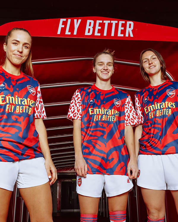 As jogadoras Lia Wälti, Vivianne Miedema e Lotte Wubben-Moy, do time feminino inglês Arsenal, em campanha de divulgação dos novos uniformes. As camisas são vermelho e azul com estampa de leopardo e o shorts é na cor branca. Todas as peças foram desenhadas pela parceria entre a Adidas e a estilista Stella McCartney.