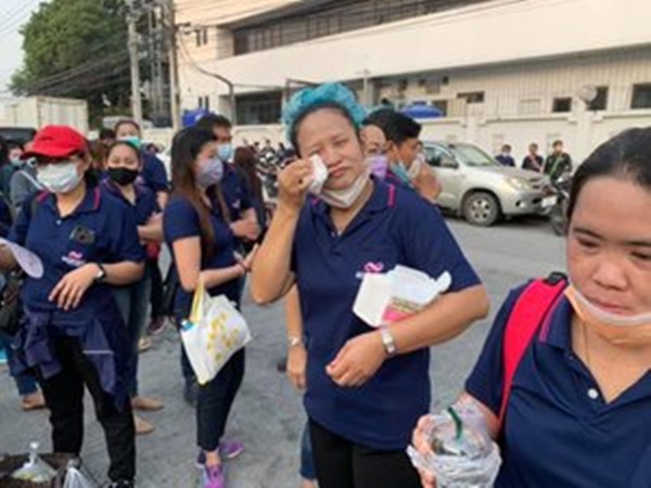 Grupo protesta em frente a fábrica