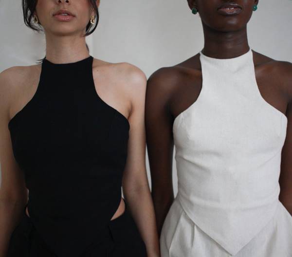 Duas modelos usam top preto e branco da Bôh